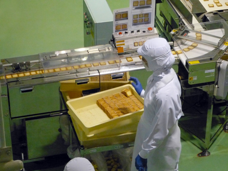 vente-ST SAUVEUR SUR TINEE-min_japan_sapporo_chocolate_factory_label_packaging_cookie_machine_operator-961505