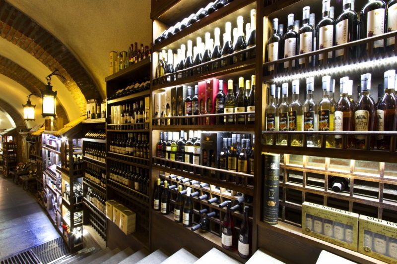 vente-ST SAUVEUR SUR TINEE-min_world_street_travel_shop_canon_georgia_wine_bottles-429767